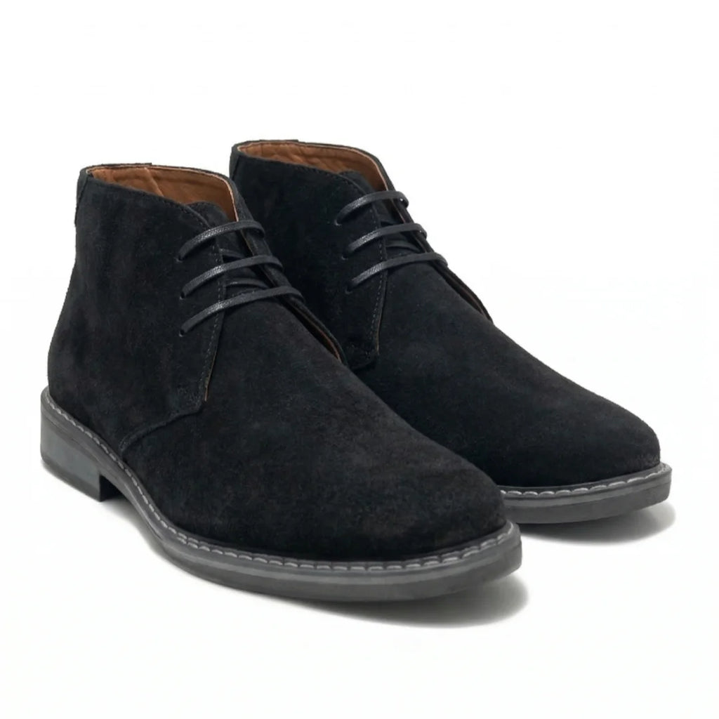 Botas Chukka Classic en gamuza negra de BRUNO VALLI, vista lateral mostrando el diseño elegante y detalles de la parte superior.